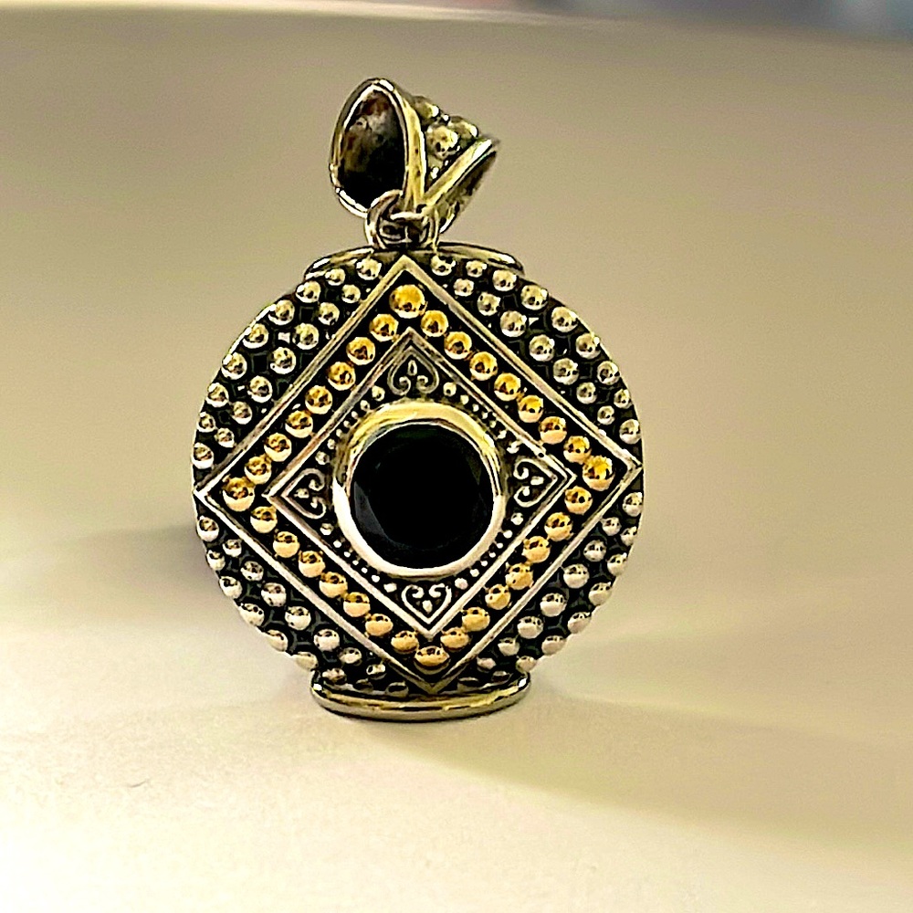 Two-toned Dot Pattern Black Spinel Pendant
